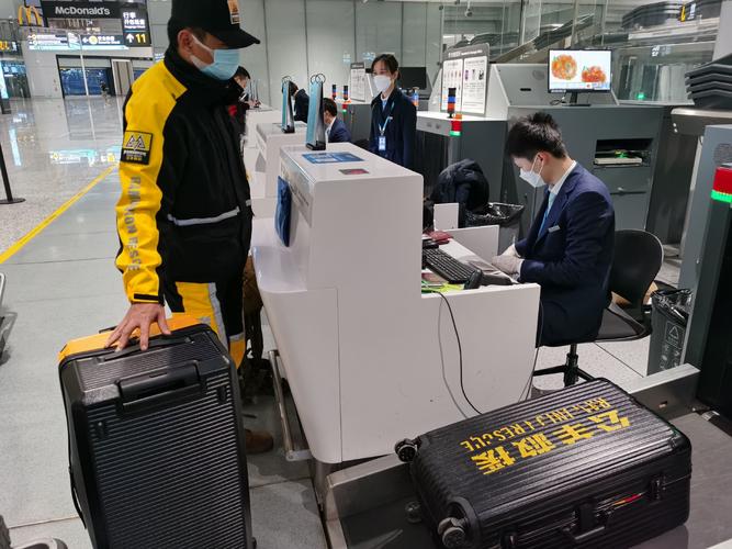 飞机场换登机牌和托运是在一起吗